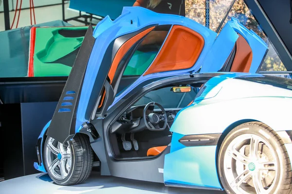  Zagreb, Hırvatistan - 28 Eylül, 2018: Rimac sunu yeni elektrik hypercar C iki model ile Strossmayer kare açık kapı. 