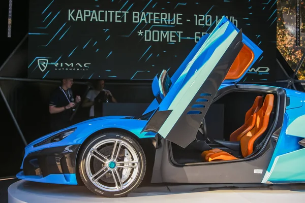  Zagreb, Hırvatistan - 28 Eylül, 2018: Rimac sunu yeni elektrik hypercar C iki model ile Strossmayer kare açık kapı. Arabanın iç tarafında görüntülemek.