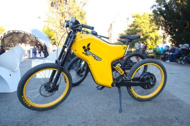 Zagreb, Hırvatistan - 28 Eylül, 2018: sunu Rimac automobili ürünlerde Strossmayer kare. Bir offroad elektrikli bisiklet Greyp G12s.