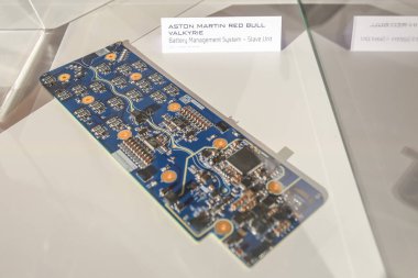 Zagreb, Hırvatistan - 28 Eylül, 2018: sunu Rimac automobili ürünlerde Strossmayer kare. Pil yönetim sistemi - köle birimi üzerinden Aston Martin Red Bull Valkyrie.