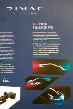 Zagreb, Hırvatistan - 28 Eylül, 2018: sunu Rimac automobili ürünlerde Strossmayer kare. Poster Rimac automobili Pininfarina elektrikli otomobil firması arasında iş işbirliği hakkında