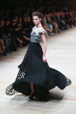 Zagreb, Hırvatistan - 26 Ekim 2018: sonbahar-kış için kıyafetleri moda model Bipa Fashion.hr defile Zagrep, Hırvatistan Ivica Skoko tarafından tasarlanmış.