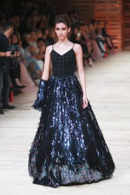 Zagreb, Hırvatistan - 26 Ekim 2018: sonbahar-kış için kıyafetleri moda model Bipa Fashion.hr defile Zagrep, Hırvatistan Ivica Skoko tarafından tasarlanmış.