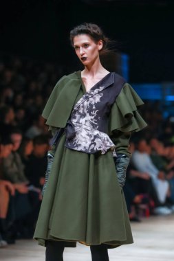 Zagreb, Hırvatistan - 25 Ekim 2018: sonbahar-kış için giyim eşyası manken Jelena Holec tarafından Bipa Fashion.hr defile Zagrep, Hırvatistan için tasarlanmış.