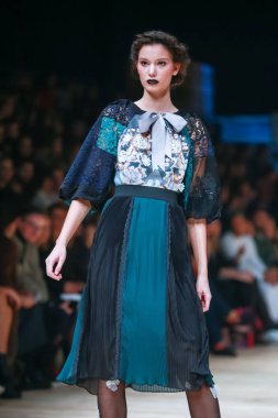 Zagreb, Hırvatistan - 25 Ekim 2018: sonbahar-kış için giyim eşyası manken Jelena Holec tarafından Bipa Fashion.hr defile Zagrep, Hırvatistan için tasarlanmış.