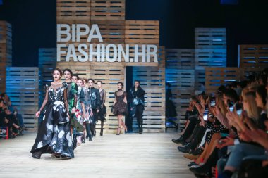 Zagreb, Hırvatistan - 25 Ekim 2018: sonbahar-kış için giyim eşyası manken Jelena Holec tarafından Bipa Fashion.hr defile Zagrep, Hırvatistan için tasarlanmış.