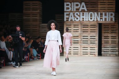 Zagreb, Hırvatistan - 25 Ekim 2018: sonbahar-kış için kıyafetleri moda modeli Stasa Zagreb, Hırvatistan'daki Bipa Fashion.hr moda şovda tasarım.