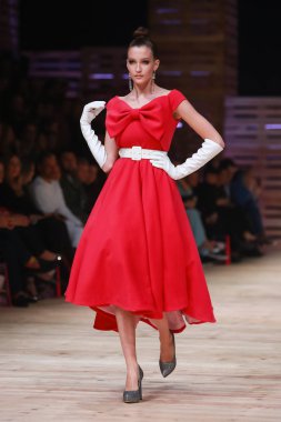 Zagreb, Hırvatistan - 25 Ekim 2018: sonbahar-kış için kıyafetleri moda modeli tarafından İkizler Bipa Fashion.hr defile Zagrep, Hırvatistan için tasarlanmış.