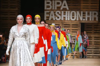 Zagreb, Hırvatistan - 25 Ekim 2018: sonbahar-kış için kıyafetleri moda modelleri tarafından İkizler Bipa Fashion.hr defile Zagrep, Hırvatistan için tasarlanmış.