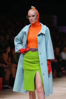 Zagreb, Hırvatistan - 25 Ekim 2018: sonbahar-kış için kıyafetleri moda modeli tarafından İkizler Bipa Fashion.hr defile Zagrep, Hırvatistan için tasarlanmış.
