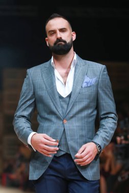 Zagreb, Hırvatistan - 27 Ekim 2018: Hırvat komedyen Ivan Saric sonbahar-kış için giyim eşyası Zagreb, Hırvatistan'daki Bipa Fashion.hr moda şovda ık Studio tarafından tasarlanan.