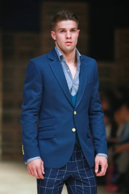 Zagreb, Hırvatistan - 27 Ekim 2018: sonbahar-kış için kıyafetleri moda model Bipa Fashion.hr moda gösteri Zagrep, Hırvatistan ık Studio tarafından tasarlanan.