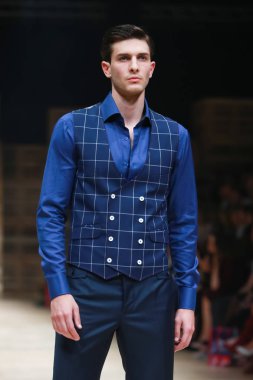 Zagreb, Hırvatistan - 27 Ekim 2018: sonbahar-kış için kıyafetleri moda model Bipa Fashion.hr moda gösteri Zagrep, Hırvatistan ık Studio tarafından tasarlanan.