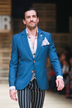 Zagreb, Hırvatistan - 27 Ekim 2018: Hırvat oyuncu Miran Kurspahic giyen giyim Sonbahar-Kış için tasarlanmış ık Studio tarafından Bipa Fashion.hr moda gösteri Zagreb, Hırvatistan.