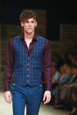 Zagreb, Hırvatistan - 27 Ekim 2018: sonbahar-kış için kıyafetleri moda model Bipa Fashion.hr moda gösteri Zagrep, Hırvatistan ık Studio tarafından tasarlanan.