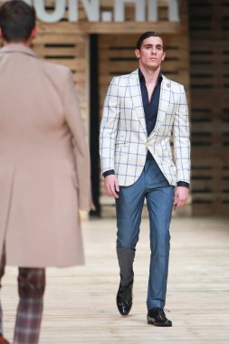 Zagreb, Hırvatistan - 27 Ekim 2018: sonbahar-kış için kıyafetleri moda model Bipa Fashion.hr moda gösteri Zagrep, Hırvatistan ık Studio tarafından tasarlanan.