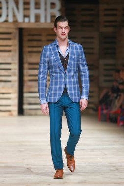 Zagreb, Hırvatistan - 27 Ekim 2018: sonbahar-kış için kıyafetleri moda model Bipa Fashion.hr moda gösteri Zagrep, Hırvatistan ık Studio tarafından tasarlanan.