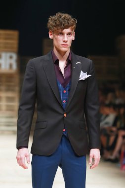 Zagreb, Hırvatistan - 27 Ekim 2018: sonbahar-kış için kıyafetleri moda model Bipa Fashion.hr moda gösteri Zagrep, Hırvatistan ık Studio tarafından tasarlanan.