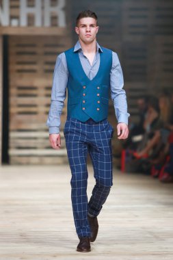 Zagreb, Hırvatistan - 27 Ekim 2018: sonbahar-kış için kıyafetleri moda model Bipa Fashion.hr moda gösteri Zagrep, Hırvatistan ık Studio tarafından tasarlanan.