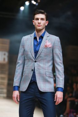 Zagreb, Hırvatistan - 27 Ekim 2018: sonbahar-kış için kıyafetleri moda model Bipa Fashion.hr moda gösteri Zagrep, Hırvatistan ık Studio tarafından tasarlanan.