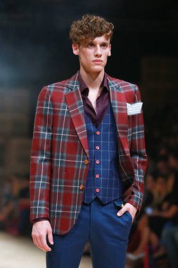 Zagreb, Hırvatistan - 27 Ekim 2018: sonbahar-kış için kıyafetleri moda model Bipa Fashion.hr moda gösteri Zagrep, Hırvatistan ık Studio tarafından tasarlanan.