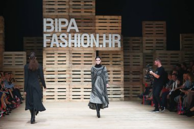 Zagreb, Hırvatistan - 27 Ekim 2018: sonbahar-kış için kıyafetleri moda modeli Marina Bipa Fashion.hr moda gösteri Zagreb, Hırvatistan'daki tasarım.