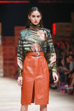 Zagreb, Hırvatistan - 27 Ekim 2018: sonbahar-kış için kıyafetleri moda model Bipa Fashion.hr defile Zagreb, Hırvatistan'daki Mateyaneira tarafından tasarlanmış.