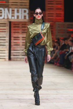 Zagreb, Hırvatistan - 27 Ekim 2018: sonbahar-kış için kıyafetleri moda model Bipa Fashion.hr defile Zagreb, Hırvatistan'daki Mateyaneira tarafından tasarlanmış.
