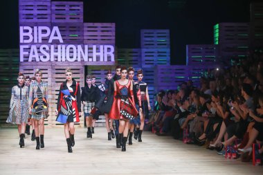 Zagreb, Hırvatistan - 27 Ekim 2018: sonbahar-kış için kıyafetleri moda modeli Zoran Aragovic tarafından Bipa Fashion.hr defile Zagrep, Hırvatistan için tasarlanmış.