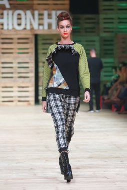 Zagreb, Hırvatistan - 27 Ekim 2018: sonbahar-kış için kıyafetleri moda modeli Zoran Aragovic tarafından Bipa Fashion.hr defile Zagrep, Hırvatistan için tasarlanmış.