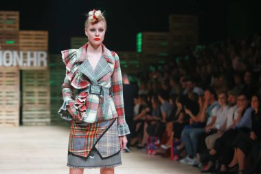 Zagreb, Hırvatistan - 27 Ekim 2018: sonbahar-kış için kıyafetleri moda modeli Zoran Aragovic tarafından Bipa Fashion.hr defile Zagrep, Hırvatistan için tasarlanmış.