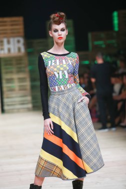 Zagreb, Hırvatistan - 27 Ekim 2018: sonbahar-kış için kıyafetleri moda modeli Zoran Aragovic tarafından Bipa Fashion.hr defile Zagrep, Hırvatistan için tasarlanmış.