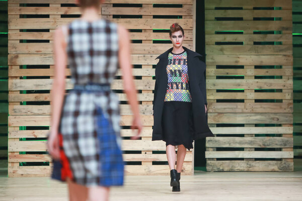 Загреб, Хорватия - 27 октября 2018 года: Модель моды в одежде на осень-зиму, разработанная Зораном Араговичем на модном показе Bipa Fashion.hr в Загребе, Хорватия
.