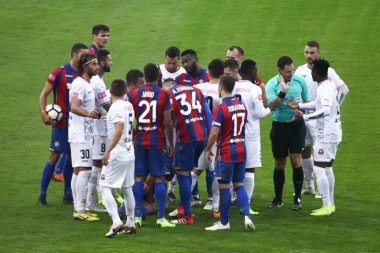 Velika Gorica, Hırvatistan - 4 Kasım 2018: ilk futbol Hırvat Ligi Hrvatski Telekom, futbol oyun Hnk Gorica Hajduk Gorica Stadı arasındaki. Savunarak Hajduk ve Gorica oyuncular.