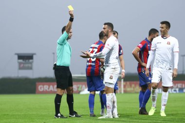 Velika Gorica, Hırvatistan - 4 Kasım 2018: ilk futbol Hırvat Ligi, futbol oyun Hnk Gorica Hajduk Gorica Stadı arasındaki. Hakem sarı kart Marijan Cabraja verir..