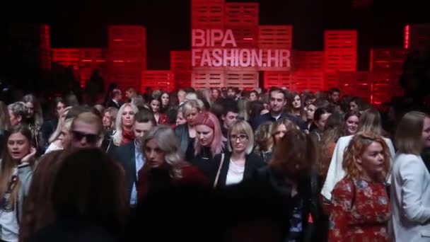 ザグレブ クロアチア 2018 聴衆のザグレブ クロアチアの Bipa Fashion ファッションショーにロバート断つファッションショーのファッションを Afterend を残して — ストック動画