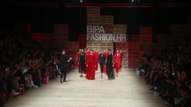 克罗地亚萨格勒布 2018年10月24日 时尚模特穿着秋冬服装 由罗伯特 塞弗在克罗地亚萨格勒布的 Bipa 时装秀上设计 — 图库视频影像