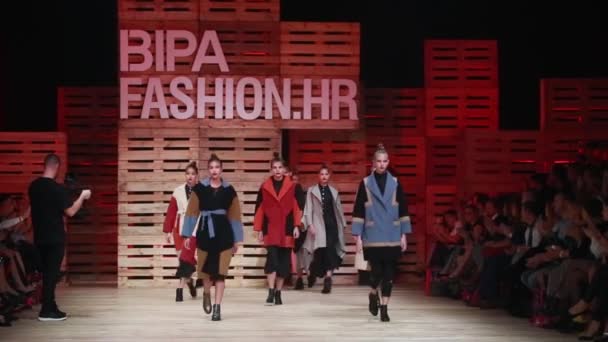 Zagreb Croacia Octubre 2018 Modelos Moda Con Ropa Para Otoño — Vídeo de stock