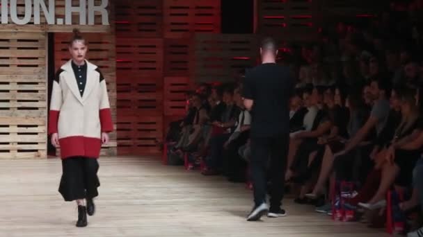 Zagreb Croacia Octubre 2018 Modelos Moda Con Ropa Para Otoño — Vídeo de stock