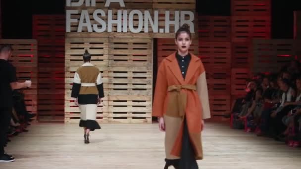 Zagreb Croatia Outubro 2018 Modelos Moda Vestindo Roupas Para Outono — Vídeo de Stock
