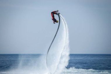 Dugi sıçan, Hırvatistan - 20 Ekim 2018: Bir adam akrobasi Dugi sıçan, Hırvatistan kıyıya yakın jet ski için bağlı flyboard ile yapıyor.
