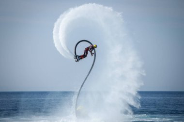 Dugi sıçan, Hırvatistan - 20 Ekim 2018: Bir adam akrobasi Dugi sıçan, Hırvatistan kıyıya yakın jet ski için bağlı flyboard ile yapıyor.