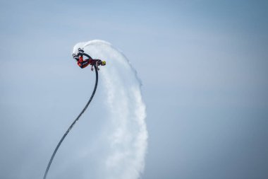 Dugi sıçan, Hırvatistan - 20 Ekim 2018: Bir adam akrobasi Dugi sıçan, Hırvatistan kıyıya yakın jet ski için bağlı flyboard ile yapıyor.