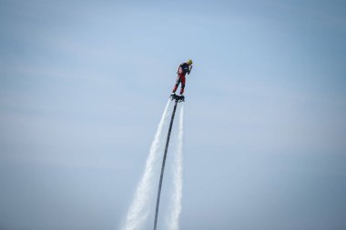 Dugi sıçan, Hırvatistan - 20 Ekim 2018: Bir adam akrobasi Dugi sıçan, Hırvatistan kıyıya yakın jet ski için bağlı flyboard ile yapıyor.