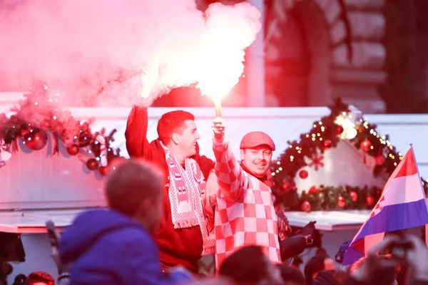 克罗地亚萨格勒布 2018年11月26日 克罗地亚国家网球队欢迎在潘基文广场上庆祝 观众在人群中点燃红色火炬 — 图库照片