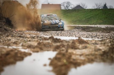 Sveta tepe, Hırvatistan - 25 Kasım 2018. 9 ralli Santa Domenica göster. Simon Wagner ve Gerald Skoda Fabia R5 içinde yarış kış Avusturya.