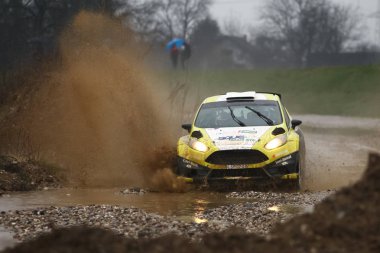 Sveta tepe, Hırvatistan - 25 Kasım 2018. 9 ralli Santa Domenica göster. Janos Szilagyi ve Alexandra Ford Fiesta R5 içinde yarış Varadi kimden Hırvatistan.