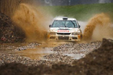 Sveta tepe, Hırvatistan - 25 Kasım 2018. 9 ralli Santa Domenica göster. Daniel Saskin ve Sasa Mitsubishi Lancer Evo IX yarış Bitterman kimden Hırvatistan.