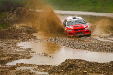 Sveta tepe, Hırvatistan - 25 Kasım 2018. 9 ralli Santa Domenica göster. Janko Cebron ve Andrej Kavcic Slovenya dan Mitsubishi Lancer Evo IX yarış.