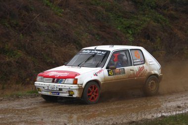 Sveta tepe, Hırvatistan - 25 Kasım 2018. 9 ralli Santa Domenica göster. Igor Mandic ve Vladimir Peugeot 205 GTI racing Mandic kimden Hırvatistan.